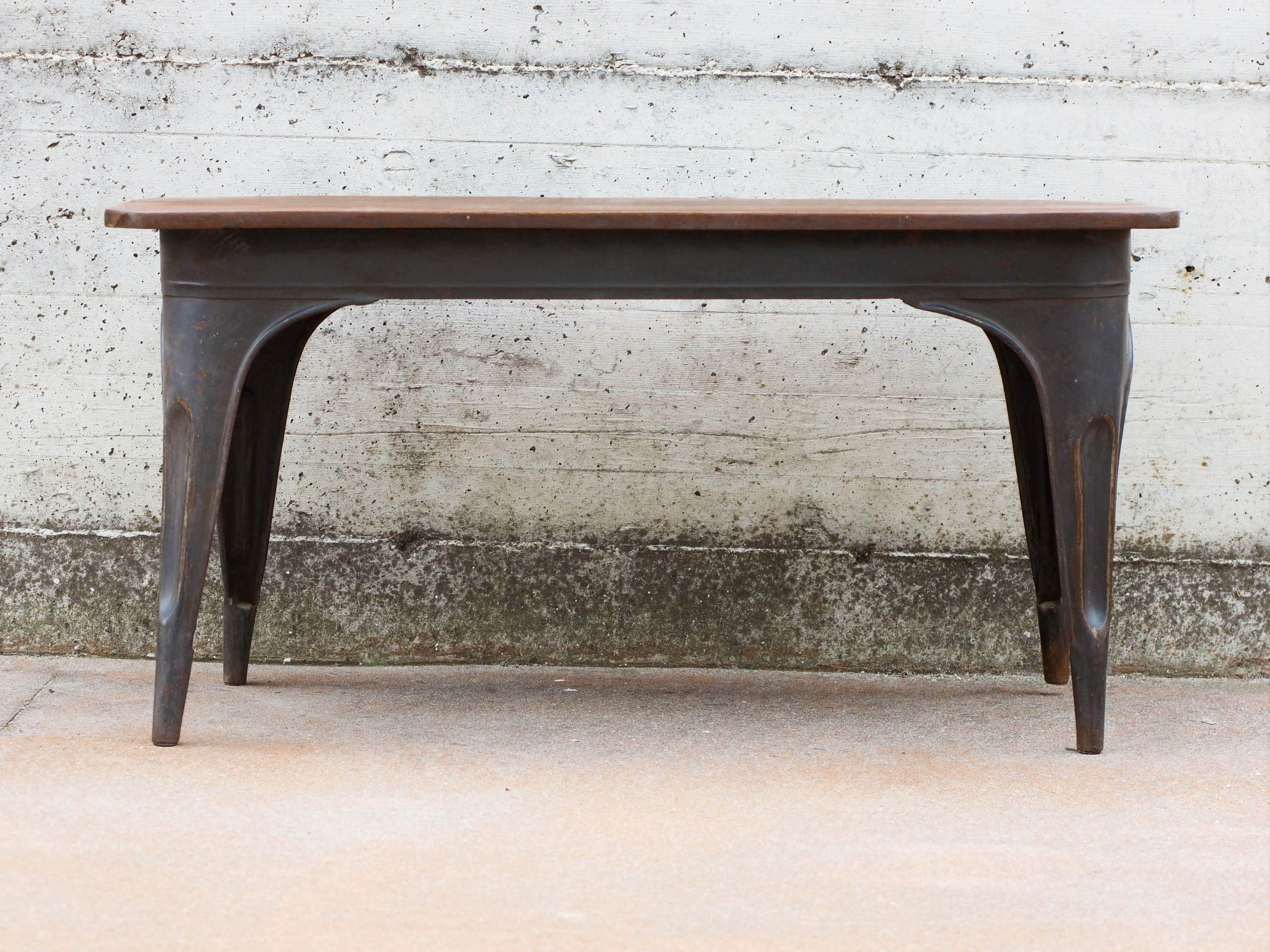 Tavolino Indiano vintage con piano in legno di teak e basamento in metallo. Ideale anche come panca.. Pezzo unico lavorato artigianalmente.  Dimensioni 98x44 h50cm. 