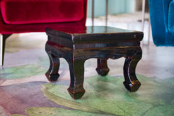 Primo piano della superficie laccata e della texture del legno massello.