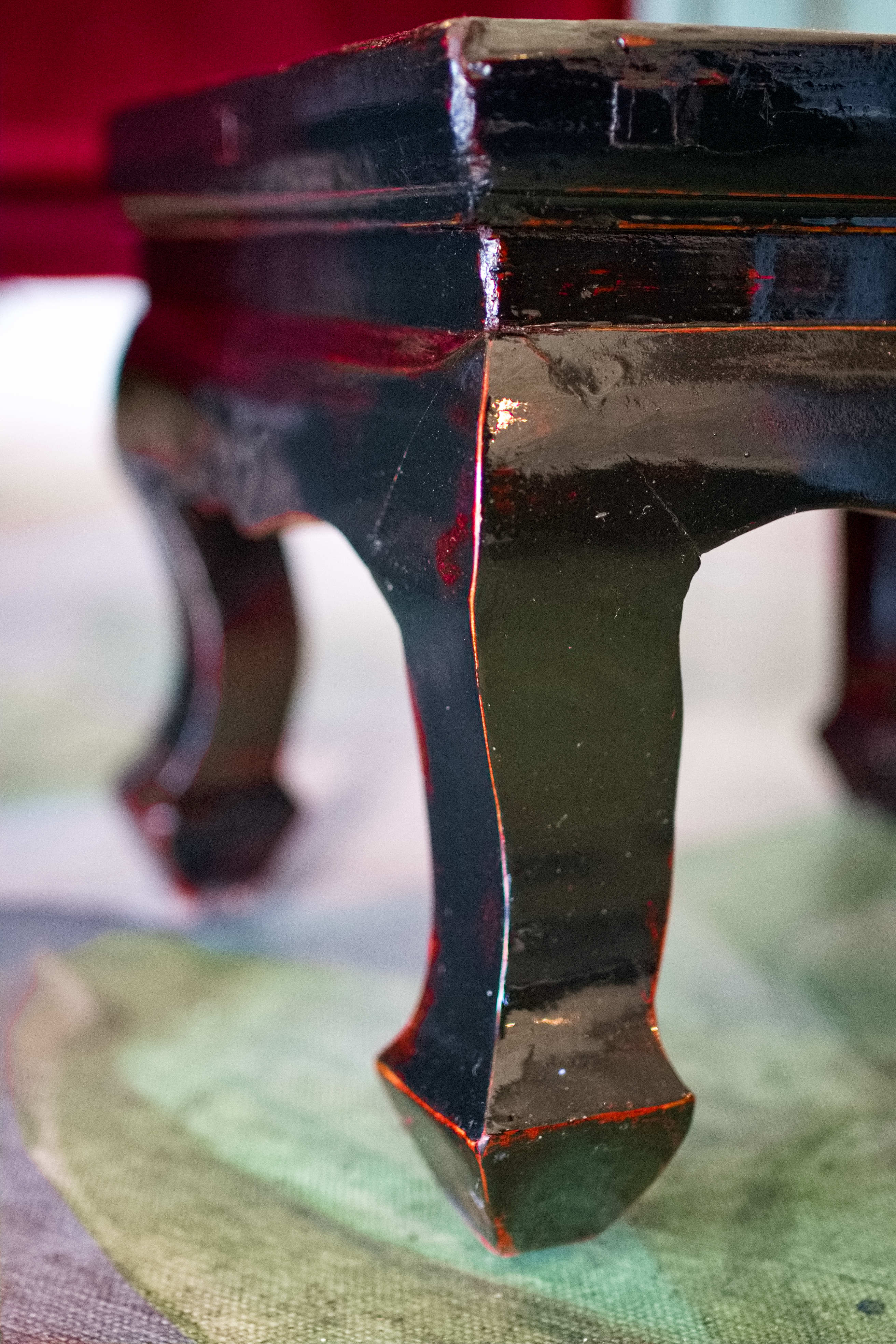 Particolare della linea sagomata delle gambe e della struttura di sostegno.