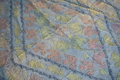 Dettaglio ravvicinato dei ricami artigianali colorati sulla superficie in cotone.