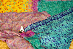 Dettaglio della finitura dei bordi e dell'unicità sartoriale del pezzo.