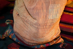 Dettaglio della patina del tempo e delle sfumature cromatiche delle fibre tessili d'epoca.