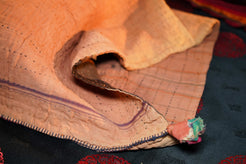 Dettaglio della patina del tempo e delle sfumature cromatiche delle fibre tessili d'epoca.