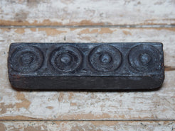 vecchio timbro artigianale in legno per tessuti usato in India per la tradizionale lavorazione print block. ricavato da un unico pezzo di legno intagliato.  dimensioni 20x5 h5cm