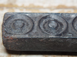 vecchio timbro artigianale in legno per tessuti usato in India per la tradizionale lavorazione print block. ricavato da un unico pezzo di legno intagliato.  dimensioni 20x5 h5cm