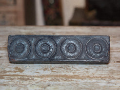 vecchio timbro artigianale in legno per tessuti usato in India per la tradizionale lavorazione print block. ricavato da un unico pezzo di legno intagliato.  dimensioni 20x5 h5cm