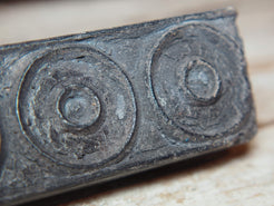 vecchio timbro artigianale in legno per tessuti usato in India per la tradizionale lavorazione print block. ricavato da un unico pezzo di legno intagliato.  dimensioni 20x5 h5cm