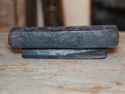 vecchio timbro artigianale in legno per tessuti usato in India per la tradizionale lavorazione print block. ricavato da un unico pezzo di legno intagliato.  dimensioni 20x5 h5cm