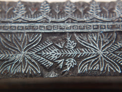 vecchio timbro artigianale in legno per tessuti usato in India per la tradizionale lavorazione print block. ricavato da un unico pezzo di legno intagliato.  dimensioni 16x5 h5cm
