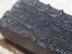 vecchio timbro artigianale in legno per tessuti usato in India per la tradizionale lavorazione print block. ricavato da un unico pezzo di legno intagliato.  dimensioni 16x5 h5cm