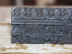 vecchio timbro artigianale in legno per tessuti usato in India per la tradizionale lavorazione print block. ricavato da un unico pezzo di legno intagliato.  dimensioni 16x5 h5cm