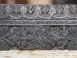 vecchio timbro artigianale in legno per tessuti usato in India per la tradizionale lavorazione print block. ricavato da un unico pezzo di legno intagliato.  dimensioni 16x5 h5cm