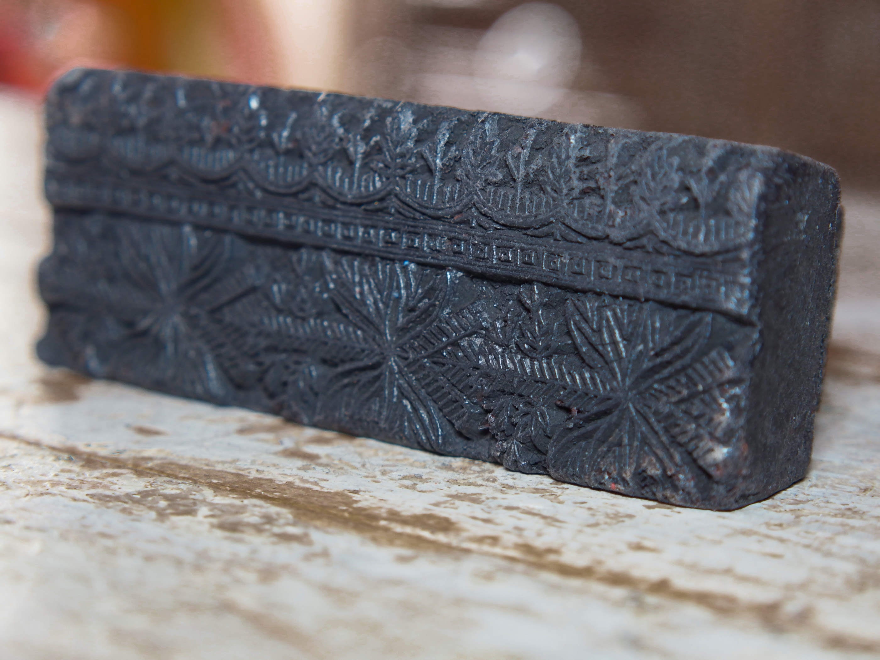 vecchio timbro artigianale in legno per tessuti usato in India per la tradizionale lavorazione print block. ricavato da un unico pezzo di legno intagliato.  dimensioni 16x5 h5cm