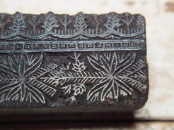 vecchio timbro artigianale in legno per tessuti usato in India per la tradizionale lavorazione print block. ricavato da un unico pezzo di legno intagliato.  dimensioni 16x5 h5cm