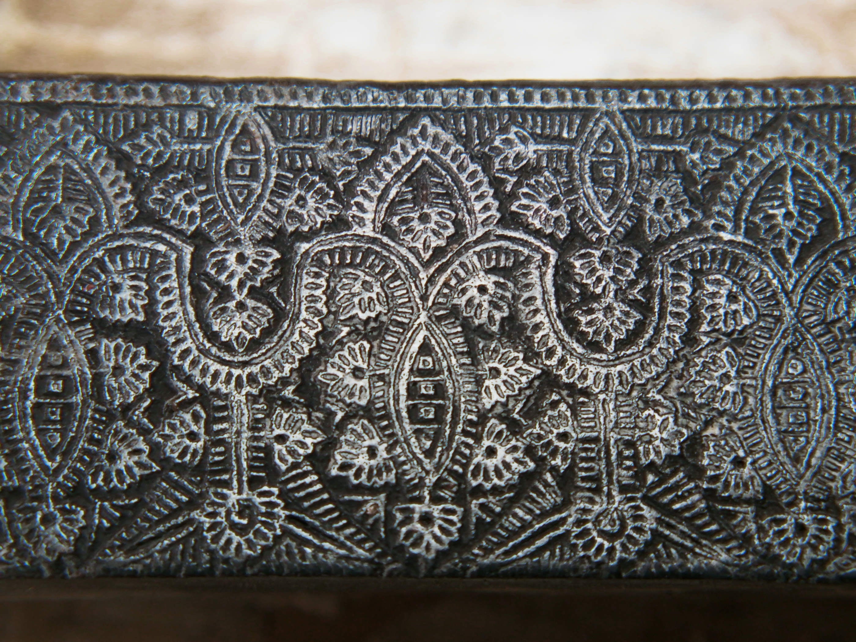 vecchio timbro artigianale in legno per tessuti usato in India per la tradizionale lavorazione print block. ricavato da un unico pezzo di legno intagliato.  dimensioni 16x6 h5cm