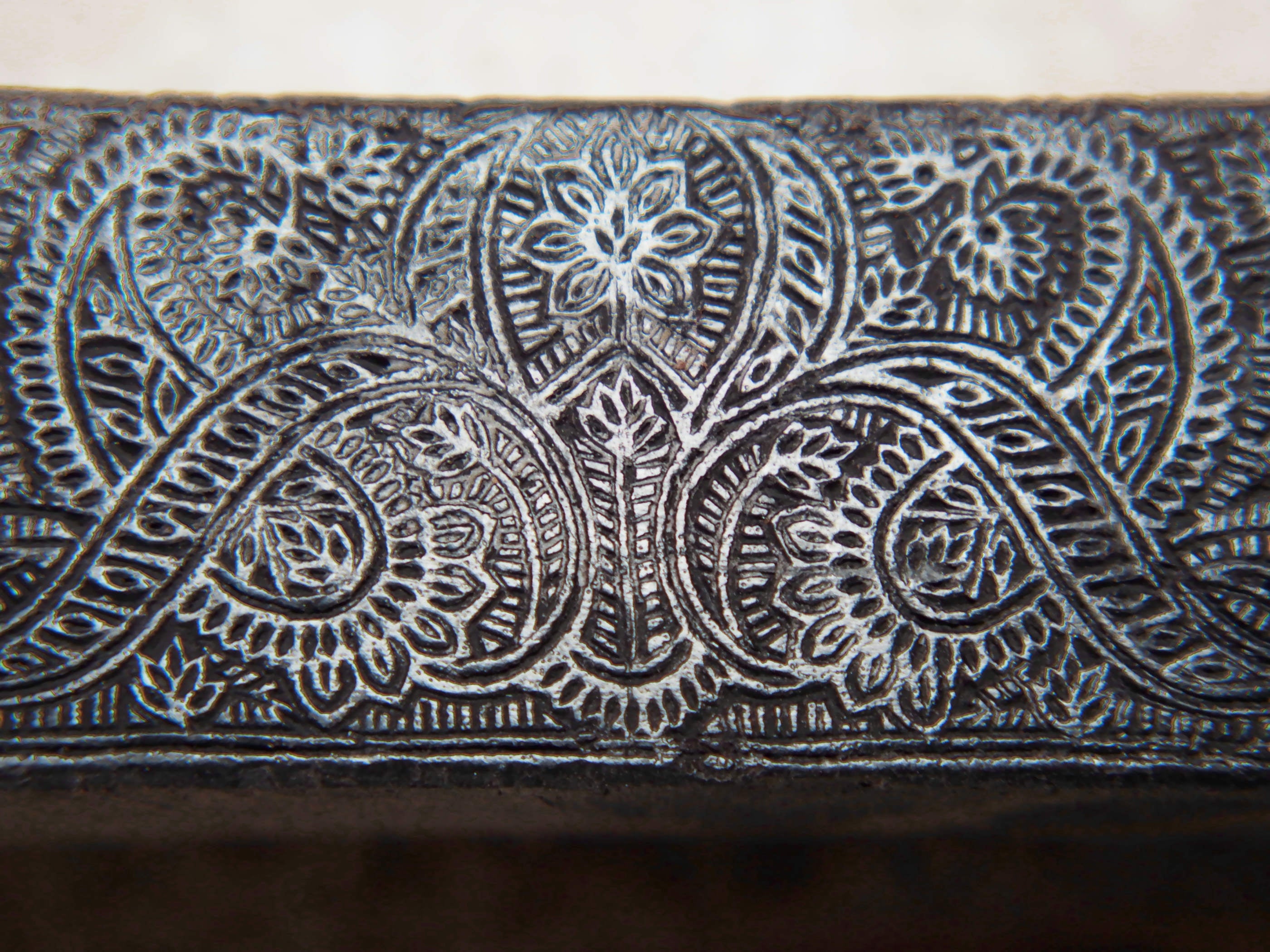 vecchio timbro artigianale in legno per tessuti usato in India per la tradizionale lavorazione print block. ricavato da un unico pezzo di legno intagliato.  dimensioni 19x4 h5cm