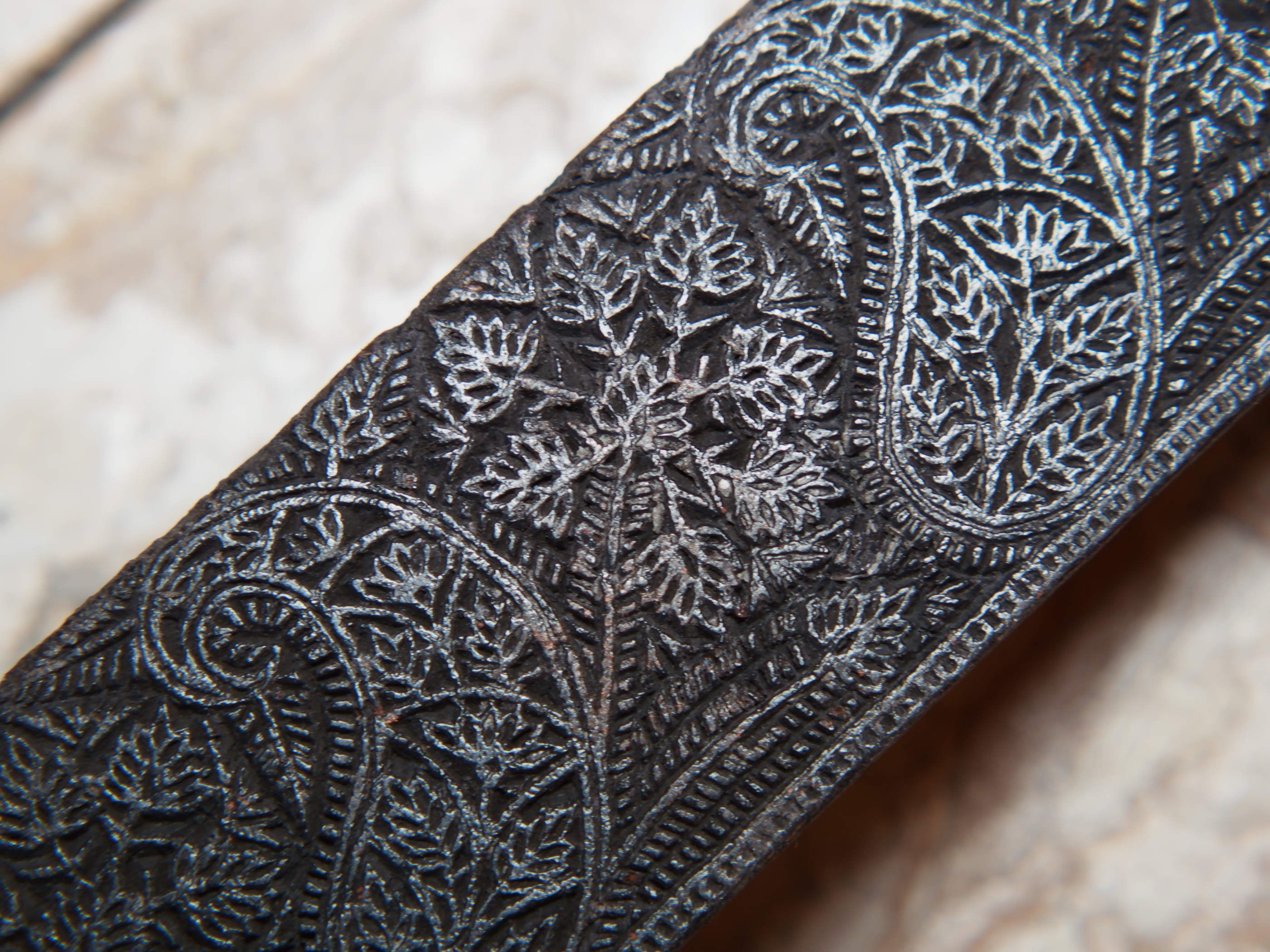 vecchio timbro artigianale in legno per tessuti usato in India per la tradizionale lavorazione print block. ricavato da un unico pezzo di legno intagliato.  dimensioni 17x5 h5cm