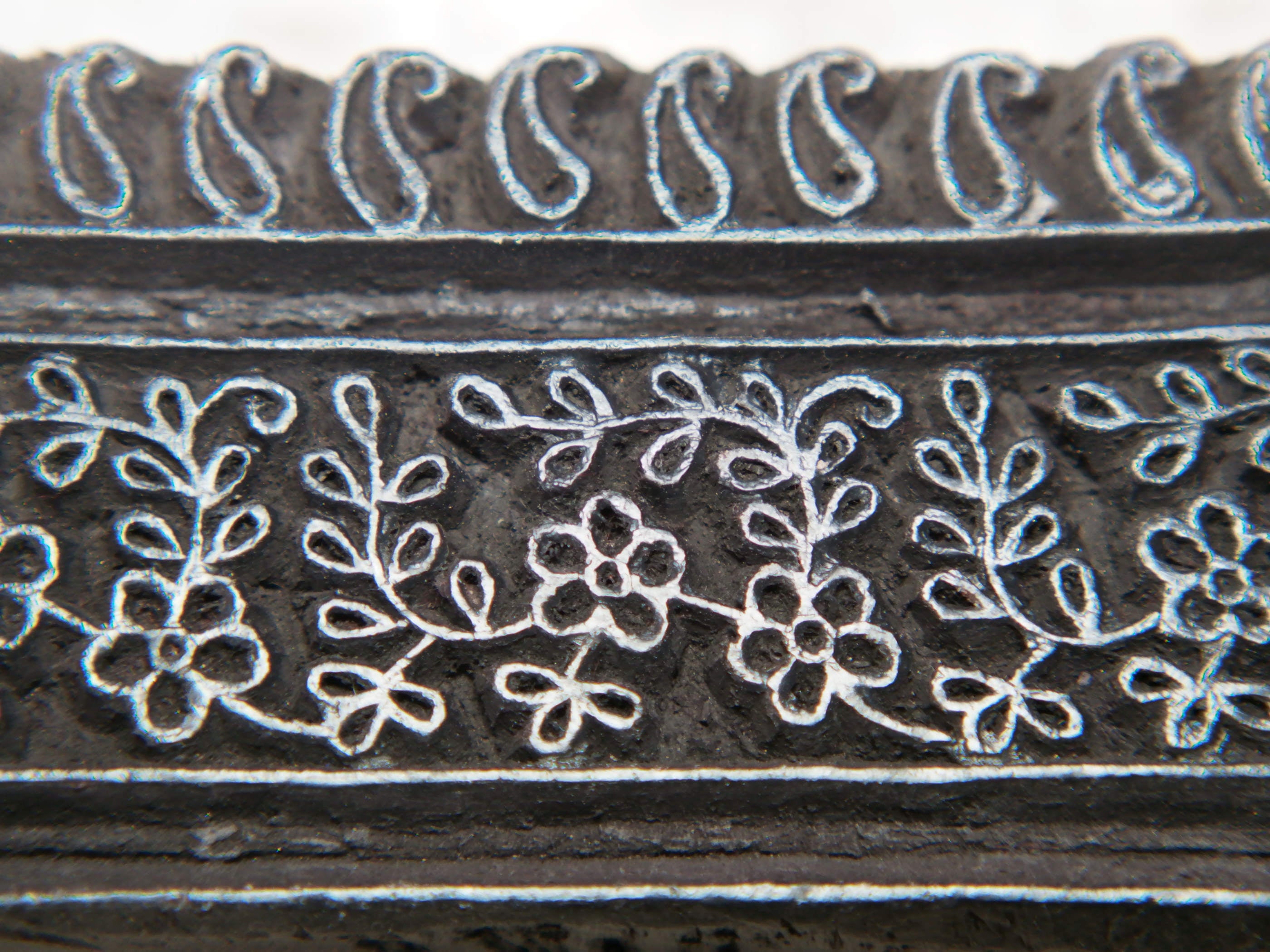 vecchio timbro artigianale in legno per tessuti usato in India per la tradizionale lavorazione print block. ricavato da un unico pezzo di legno intagliato.  dimensioni 18x5 h5cm