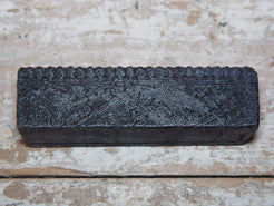 vecchio timbro artigianale in legno per tessuti usato in India per la tradizionale lavorazione print block. ricavato da un unico pezzo di legno intagliato. dimensioni 15x4 h3.5cm
