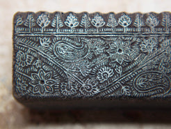 vecchio timbro artigianale in legno per tessuti usato in India per la tradizionale lavorazione print block. ricavato da un unico pezzo di legno intagliato. dimensioni 15x4 h3.5cm