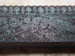 vecchio timbro artigianale in legno per tessuti usato in India per la tradizionale lavorazione print block. ricavato da un unico pezzo di legno intagliato. dimensioni 15x4 h3.5cm