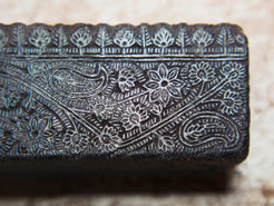 vecchio timbro artigianale in legno per tessuti usato in India per la tradizionale lavorazione print block. ricavato da un unico pezzo di legno intagliato. dimensioni 15x4 h3.5cm
