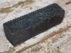 vecchio timbro artigianale in legno per tessuti usato in India per la tradizionale lavorazione print block. ricavato da un unico pezzo di legno intagliato. dimensioni 15x4 h3.5cm