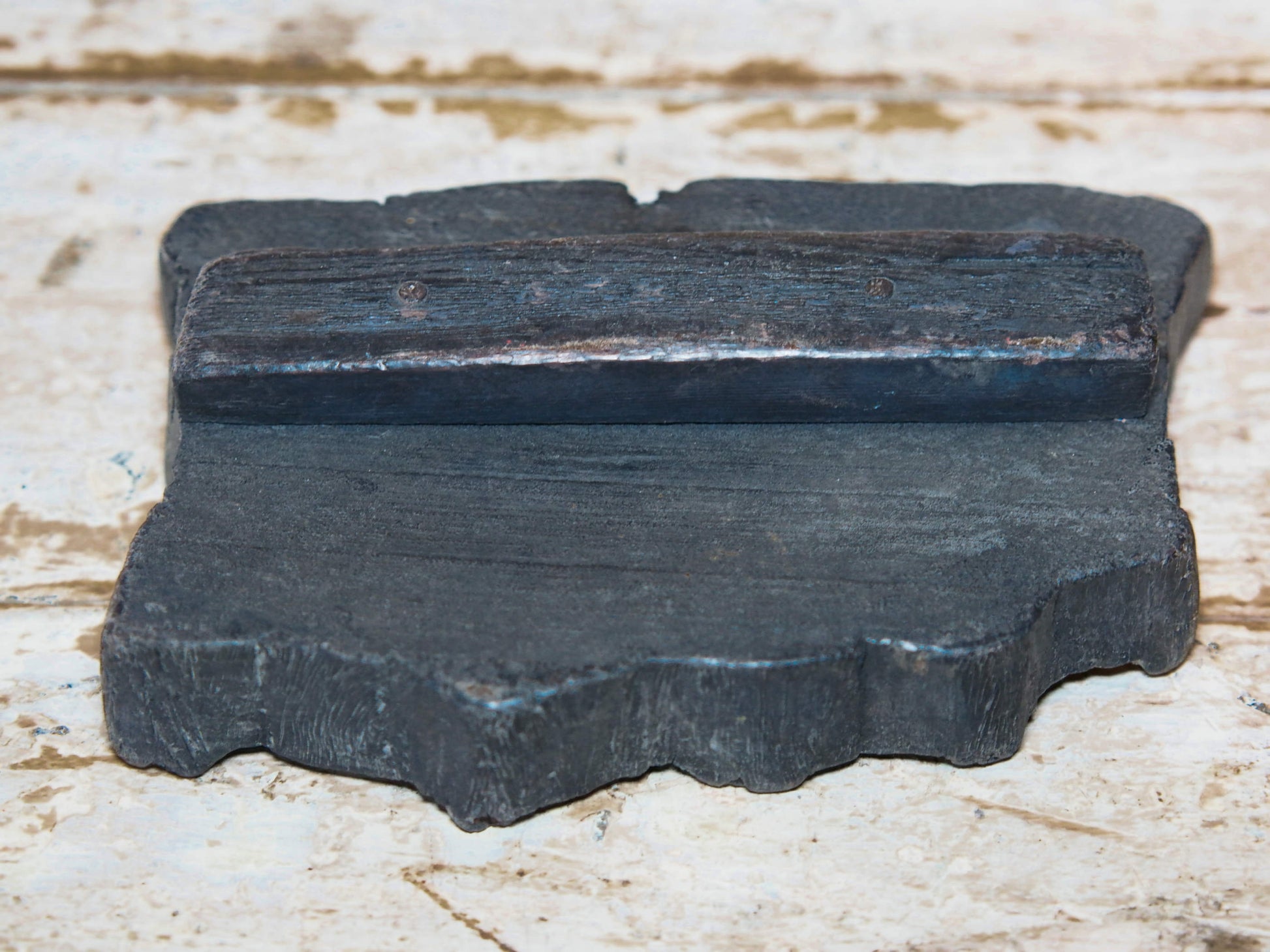 vecchio timbro artigianale in legno per tessuti usato in India per la tradizionale lavorazione print block. ricavato da un unico pezzo di legno intagliato. dimensioni 19x14 h5cm