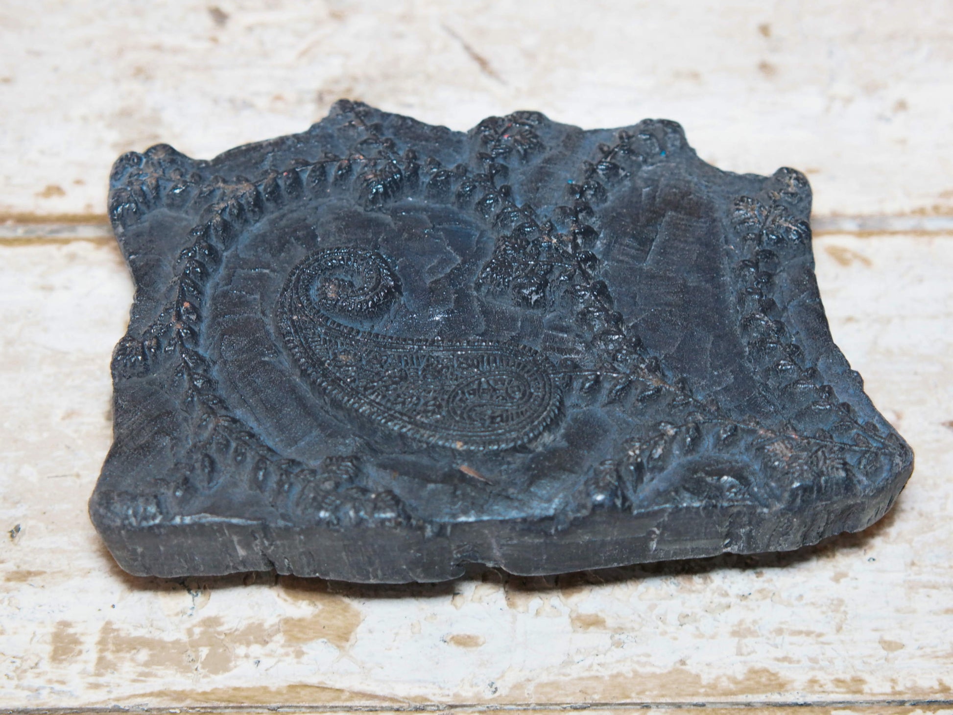 vecchio timbro artigianale in legno per tessuti usato in India per la tradizionale lavorazione print block. ricavato da un unico pezzo di legno intagliato. dimensioni 19x14 h5cm
