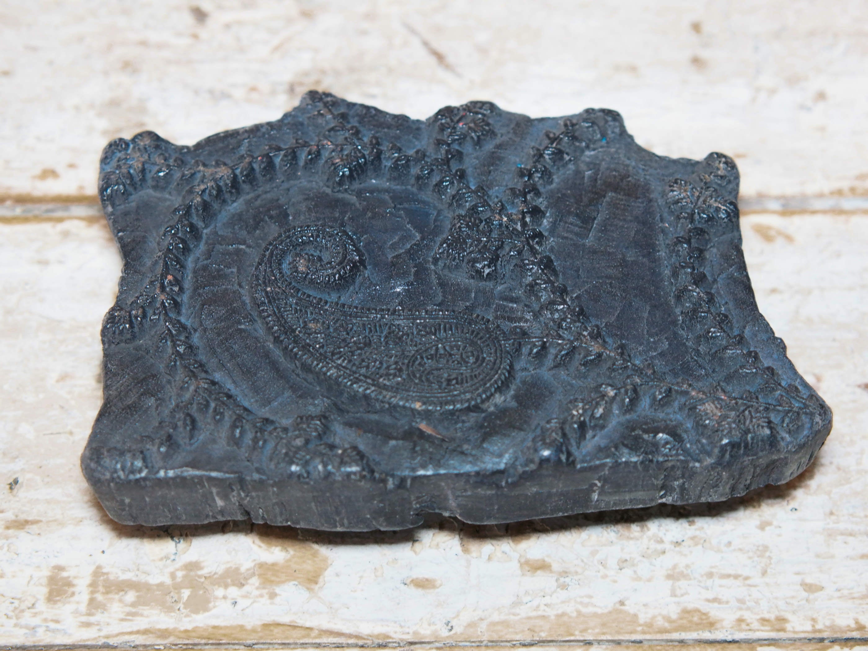 vecchio timbro artigianale in legno per tessuti usato in India per la tradizionale lavorazione print block. ricavato da un unico pezzo di legno intagliato. dimensioni 19x14 h5cm