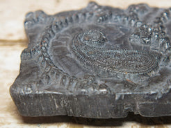 vecchio timbro artigianale in legno per tessuti usato in India per la tradizionale lavorazione print block. ricavato da un unico pezzo di legno intagliato. dimensioni 19x14 h5cm