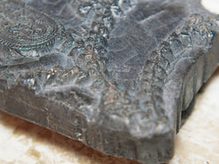 vecchio timbro artigianale in legno per tessuti usato in India per la tradizionale lavorazione print block. ricavato da un unico pezzo di legno intagliato. dimensioni 19x14 h5cm
