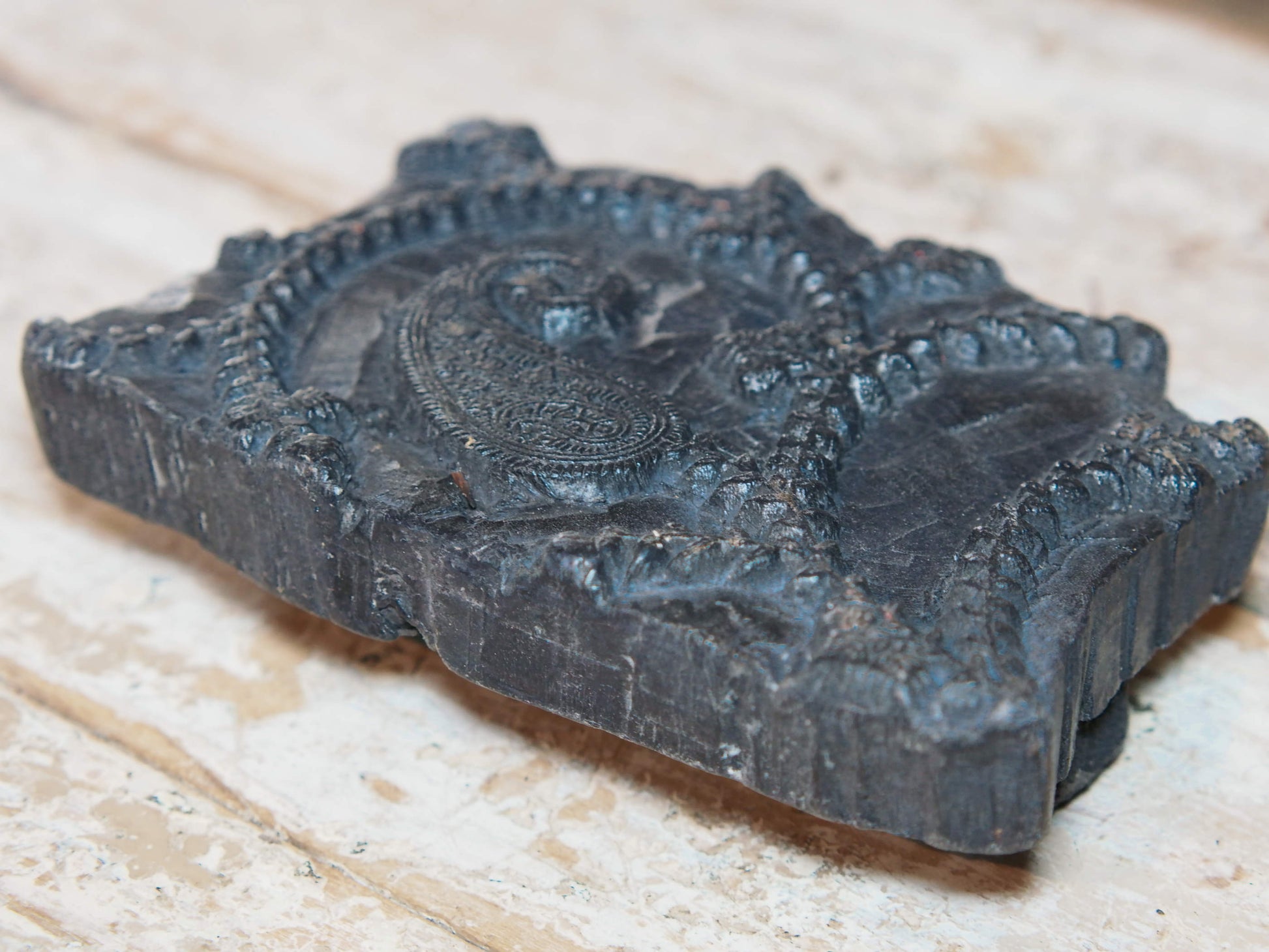 vecchio timbro artigianale in legno per tessuti usato in India per la tradizionale lavorazione print block. ricavato da un unico pezzo di legno intagliato. dimensioni 19x14 h5cm