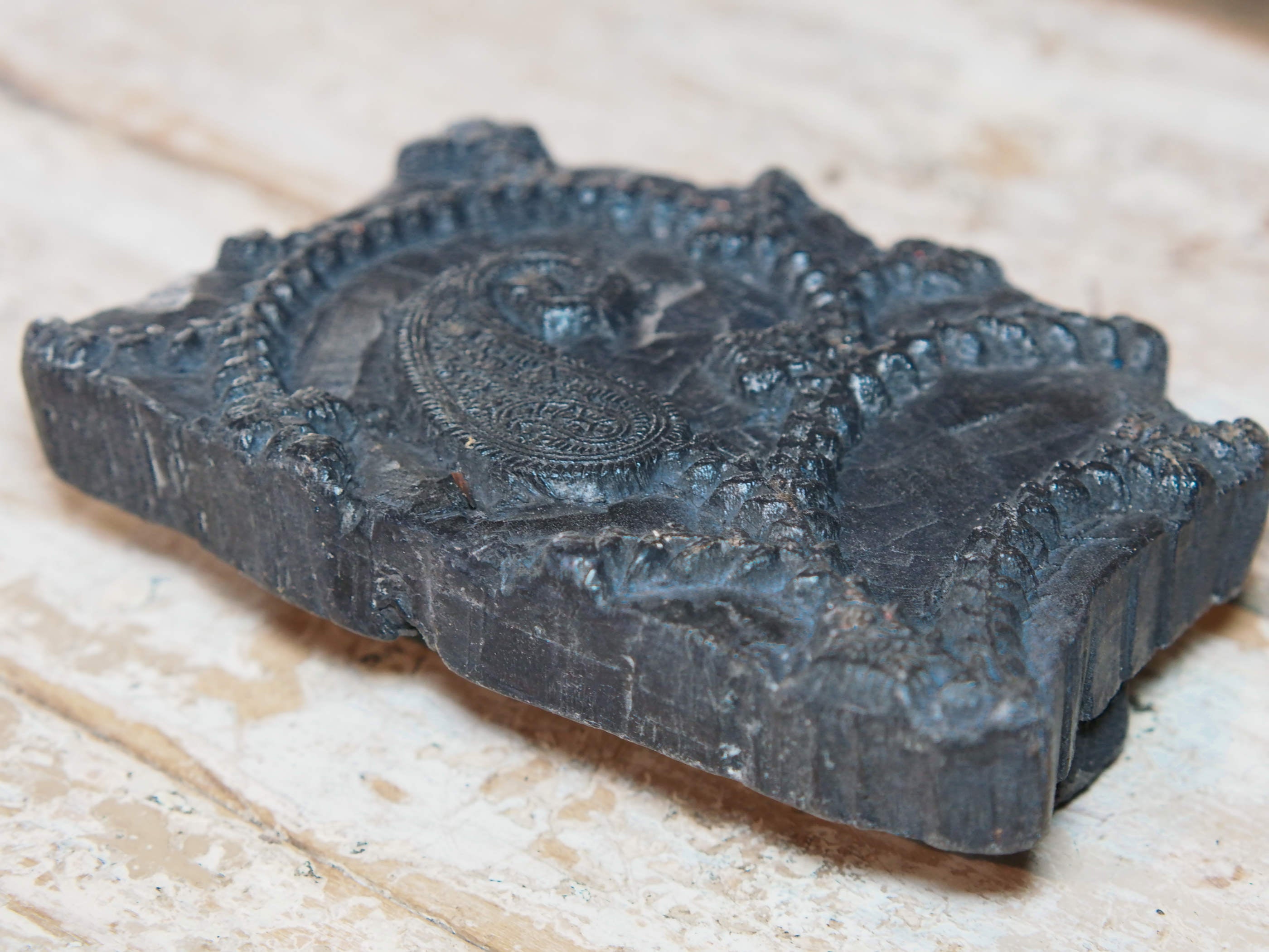 vecchio timbro artigianale in legno per tessuti usato in India per la tradizionale lavorazione print block. ricavato da un unico pezzo di legno intagliato. dimensioni 19x14 h5cm
