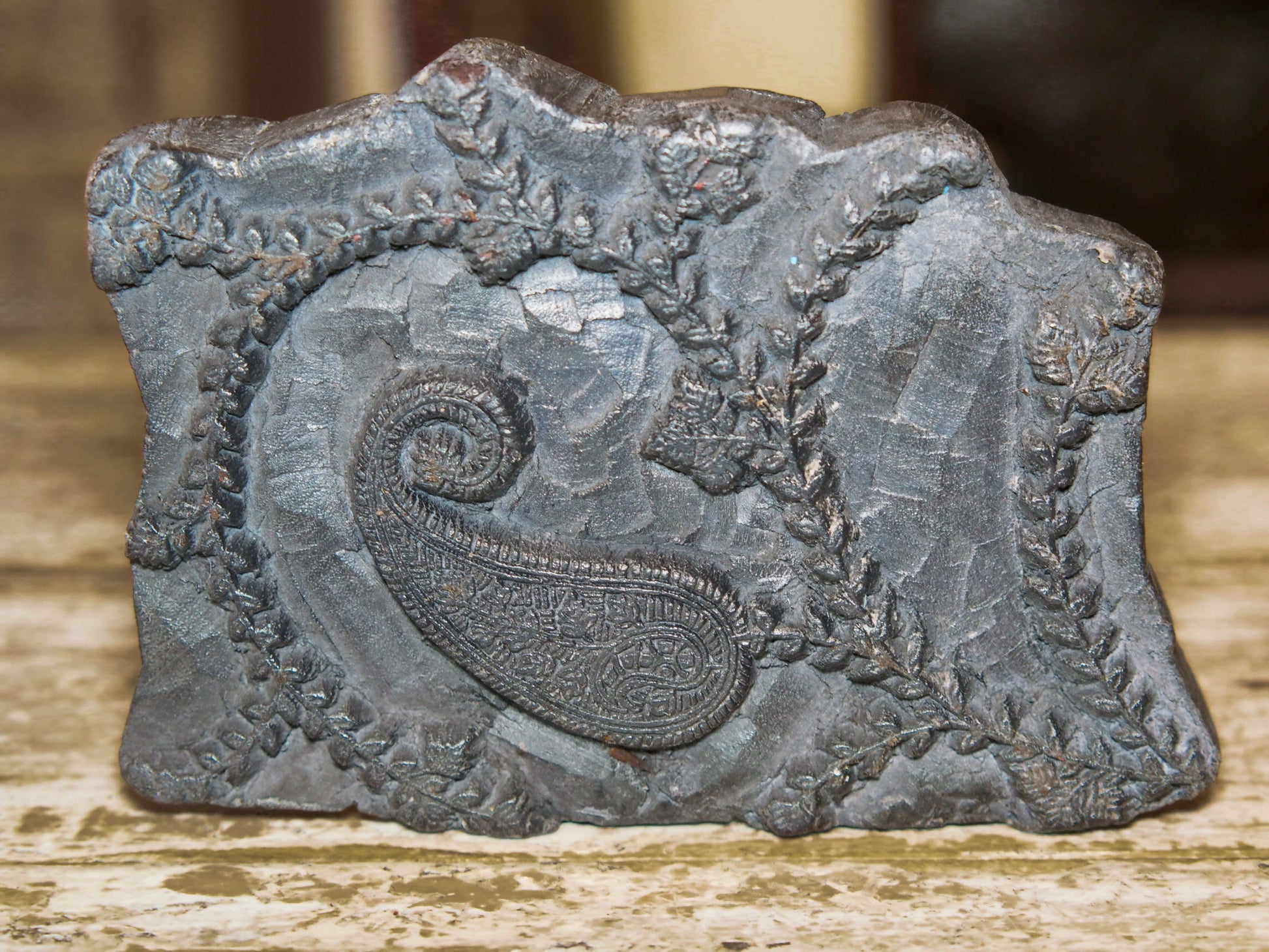 vecchio timbro artigianale in legno per tessuti usato in India per la tradizionale lavorazione print block. ricavato da un unico pezzo di legno intagliato. dimensioni 19x14 h5cm