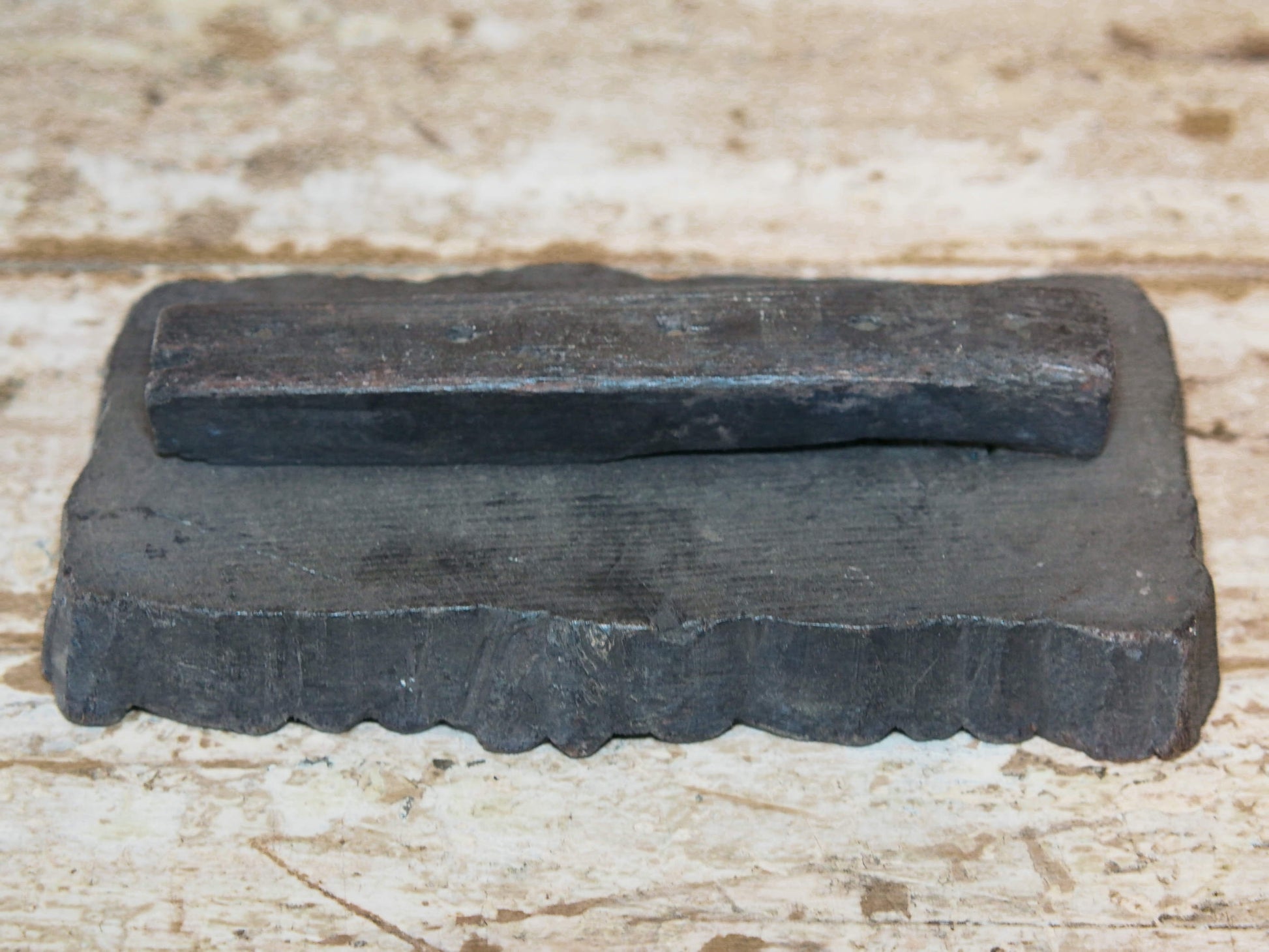 vecchio timbro artigianale in legno per tessuti usato in India per la tradizionale lavorazione print block. ricavato da un unico pezzo di legno intagliato. dimensioni 19x14 h5cm
