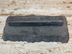 vecchio timbro artigianale in legno per tessuti usato in India per la tradizionale lavorazione print block. ricavato da un unico pezzo di legno intagliato. dimensioni 19x14 h5cm