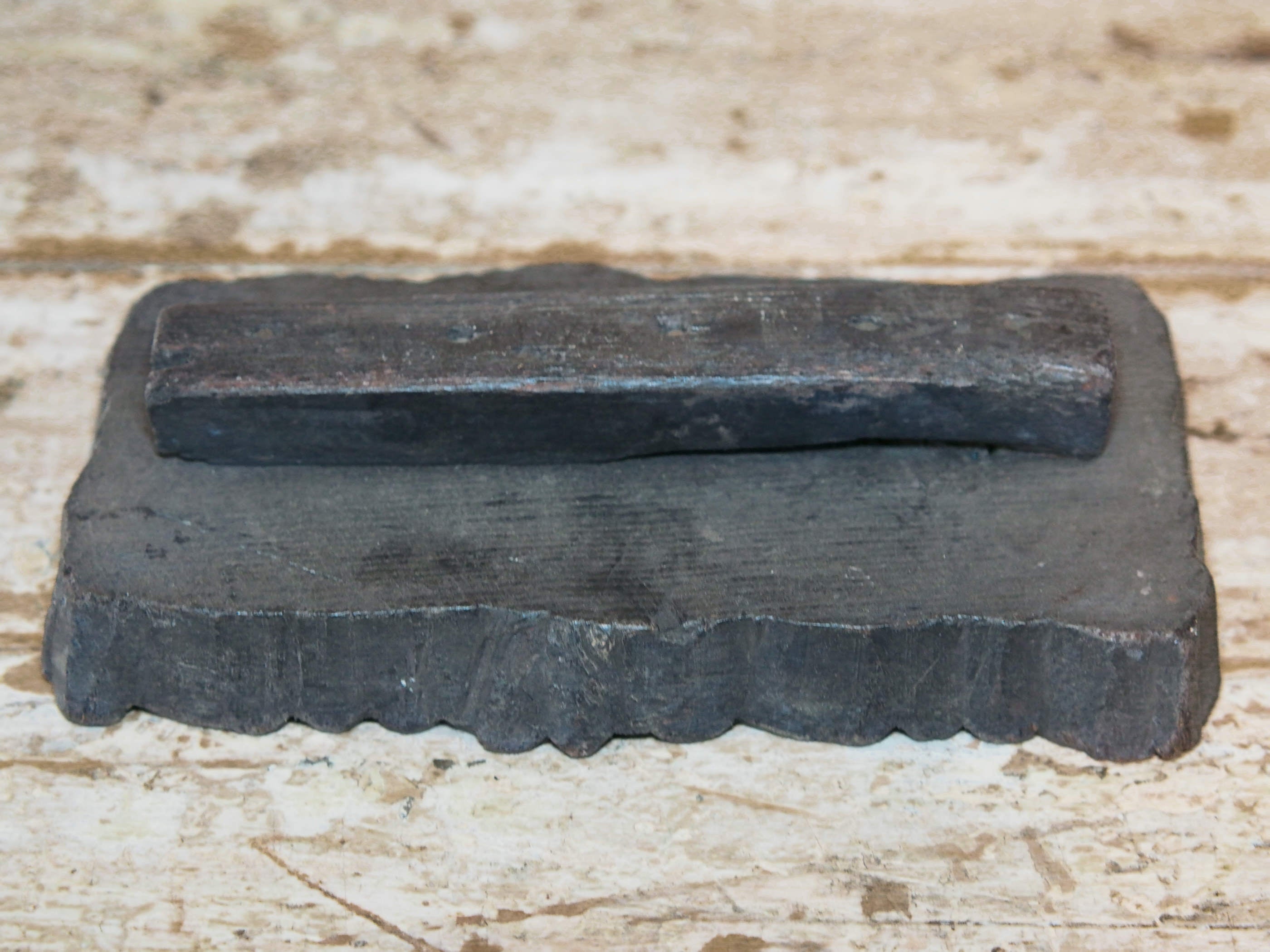 vecchio timbro artigianale in legno per tessuti usato in India per la tradizionale lavorazione print block. ricavato da un unico pezzo di legno intagliato. dimensioni 19x14 h5cm