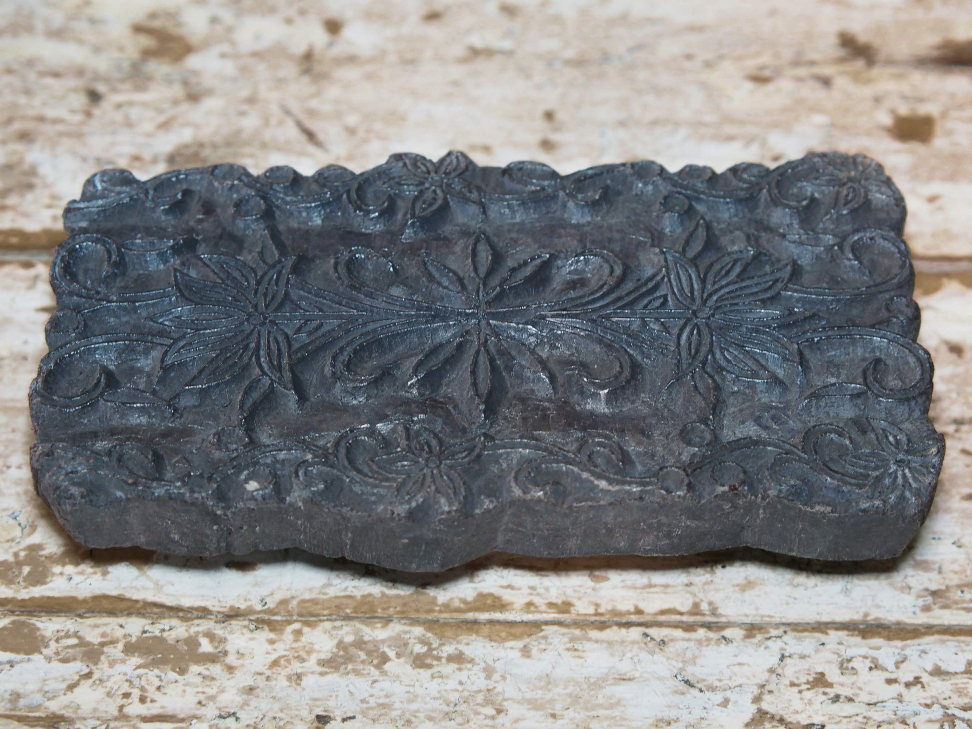 vecchio timbro artigianale in legno per tessuti usato in India per la tradizionale lavorazione print block. ricavato da un unico pezzo di legno intagliato. dimensioni 19x14 h5cm