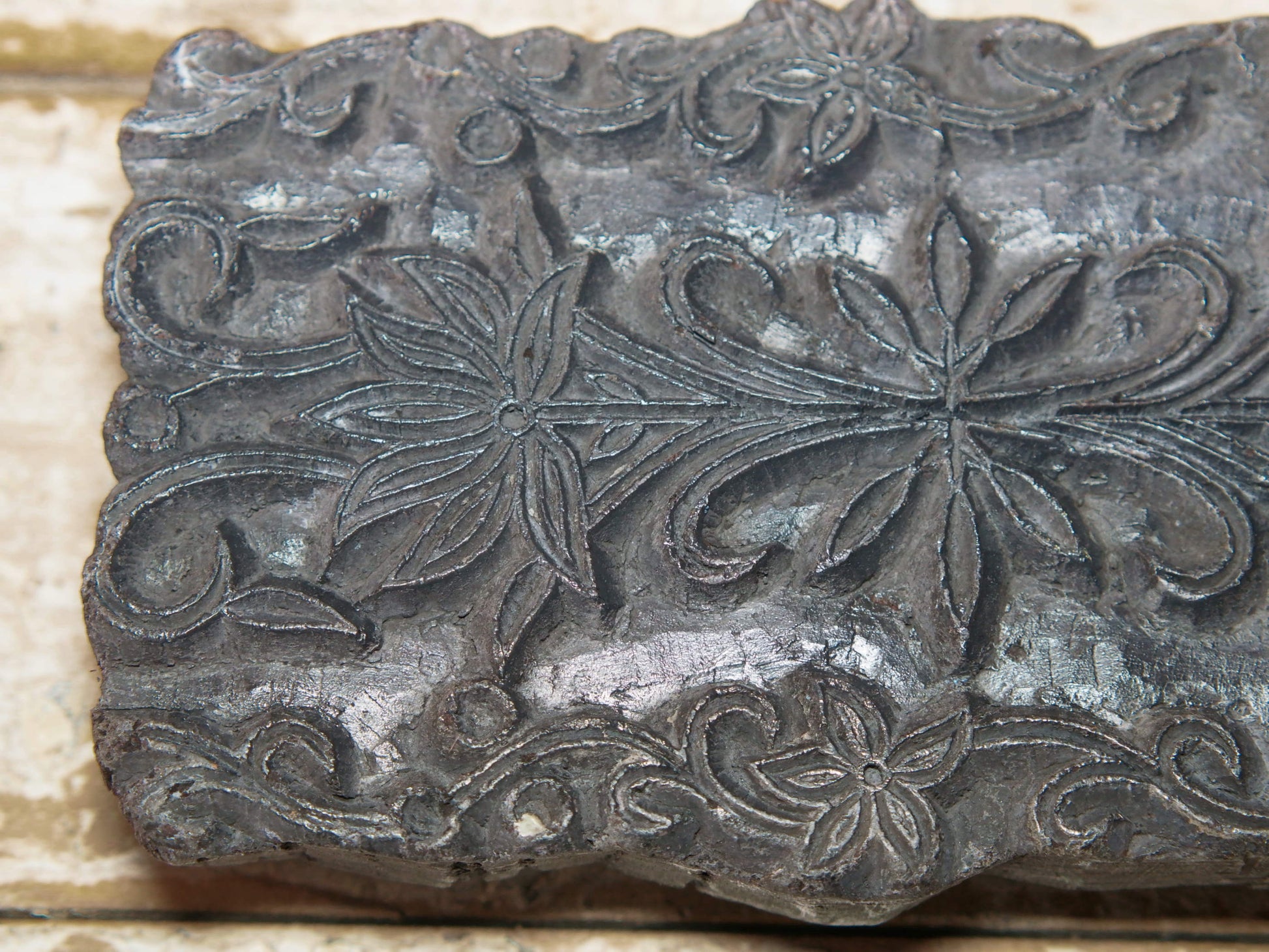 vecchio timbro artigianale in legno per tessuti usato in India per la tradizionale lavorazione print block. ricavato da un unico pezzo di legno intagliato. dimensioni 19x14 h5cm