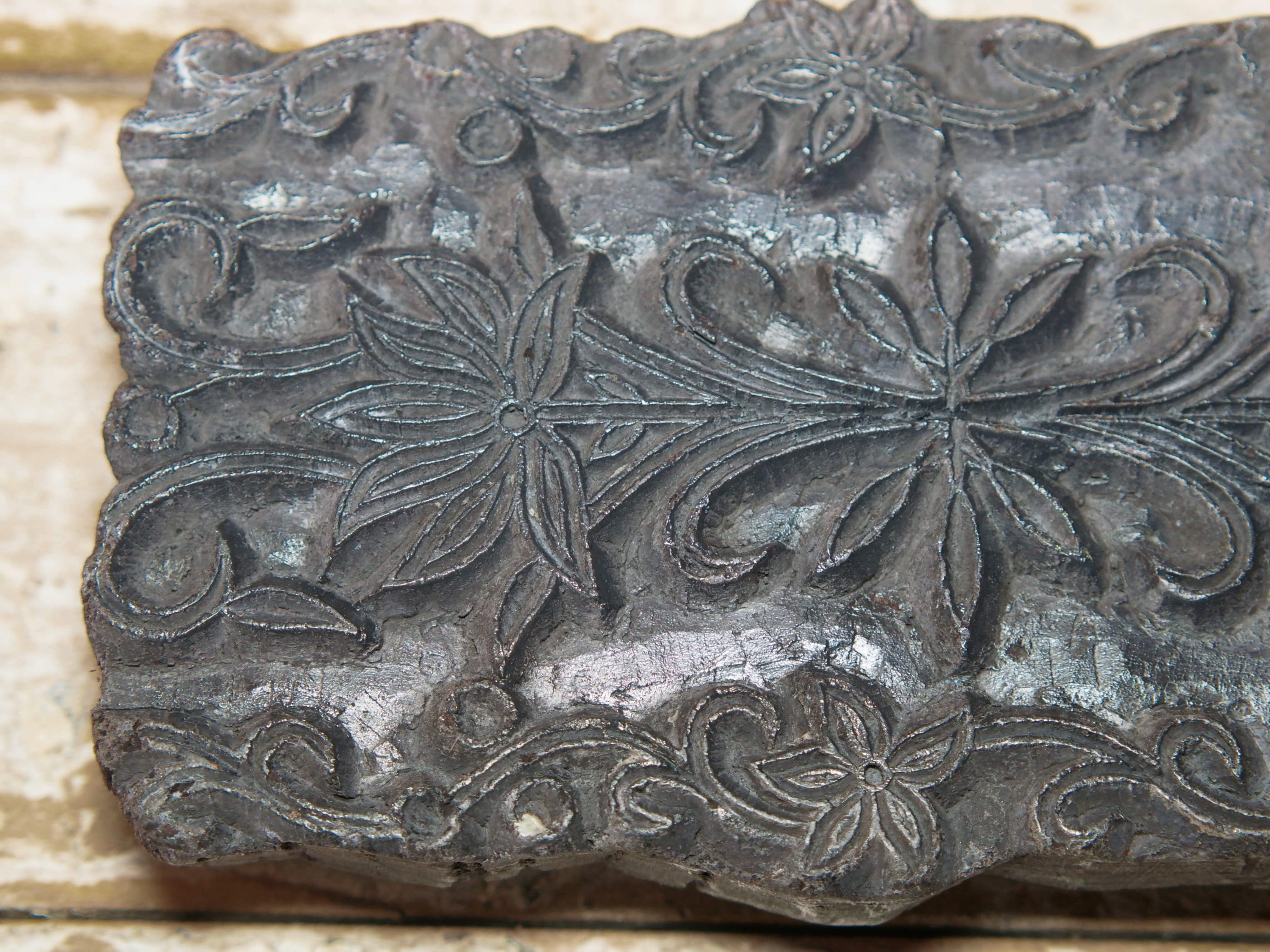 vecchio timbro artigianale in legno per tessuti usato in India per la tradizionale lavorazione print block. ricavato da un unico pezzo di legno intagliato. dimensioni 19x14 h5cm