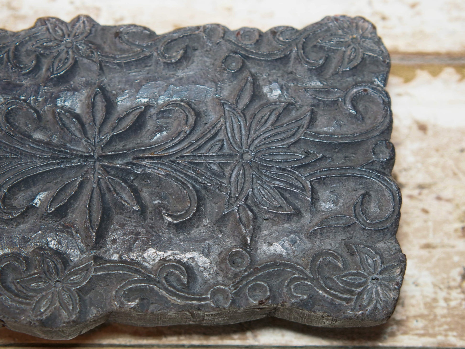 vecchio timbro artigianale in legno per tessuti usato in India per la tradizionale lavorazione print block. ricavato da un unico pezzo di legno intagliato. dimensioni 19x14 h5cm