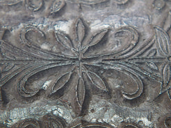 vecchio timbro artigianale in legno per tessuti usato in India per la tradizionale lavorazione print block. ricavato da un unico pezzo di legno intagliato. dimensioni 19x14 h5cm