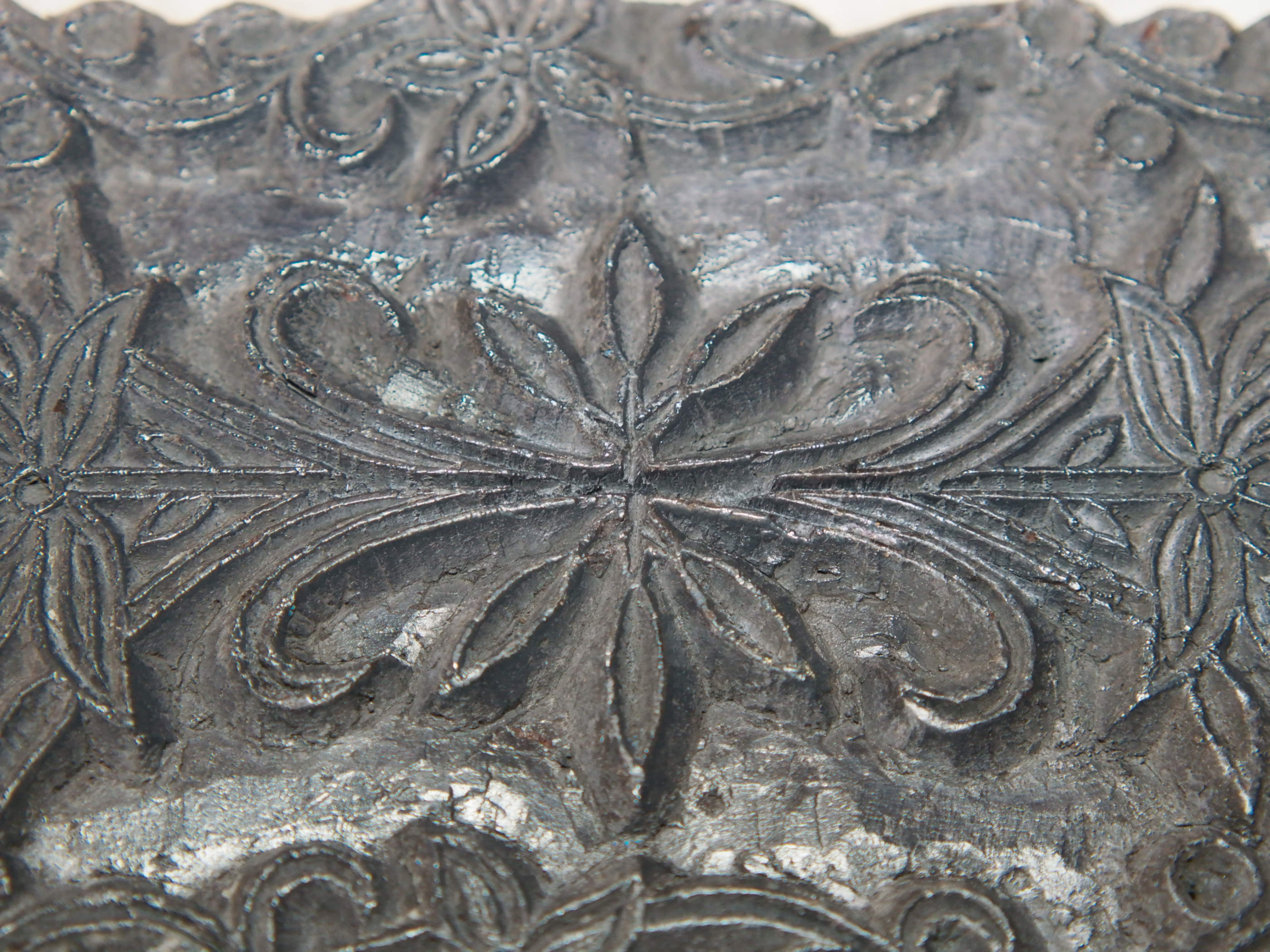 vecchio timbro artigianale in legno per tessuti usato in India per la tradizionale lavorazione print block. ricavato da un unico pezzo di legno intagliato. dimensioni 19x14 h5cm