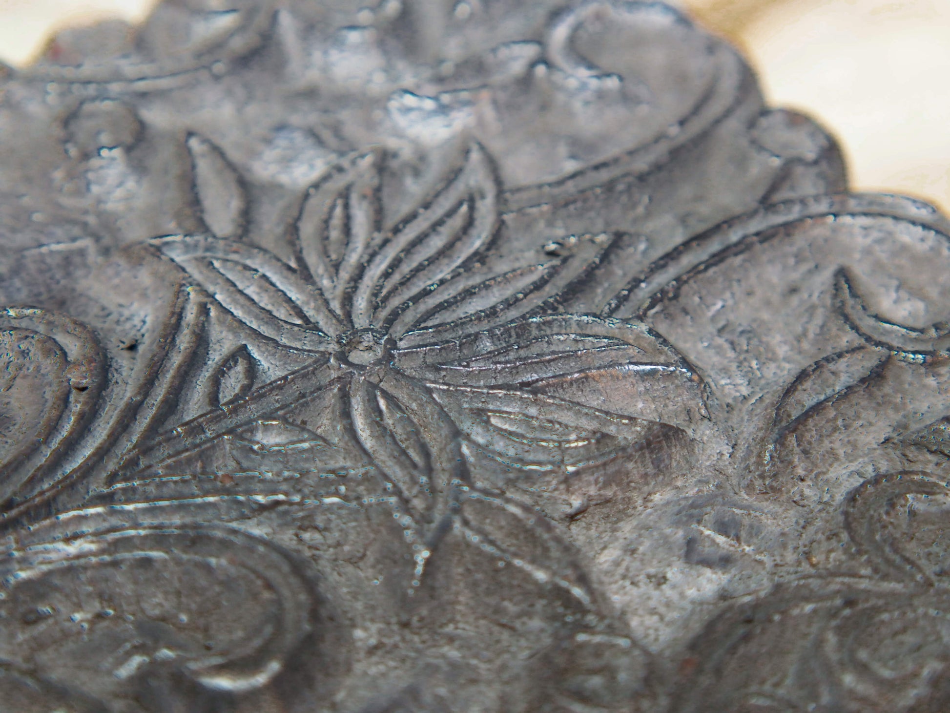 vecchio timbro artigianale in legno per tessuti usato in India per la tradizionale lavorazione print block. ricavato da un unico pezzo di legno intagliato. dimensioni 19x14 h5cm