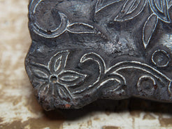 vecchio timbro artigianale in legno per tessuti usato in India per la tradizionale lavorazione print block. ricavato da un unico pezzo di legno intagliato. dimensioni 19x14 h5cm