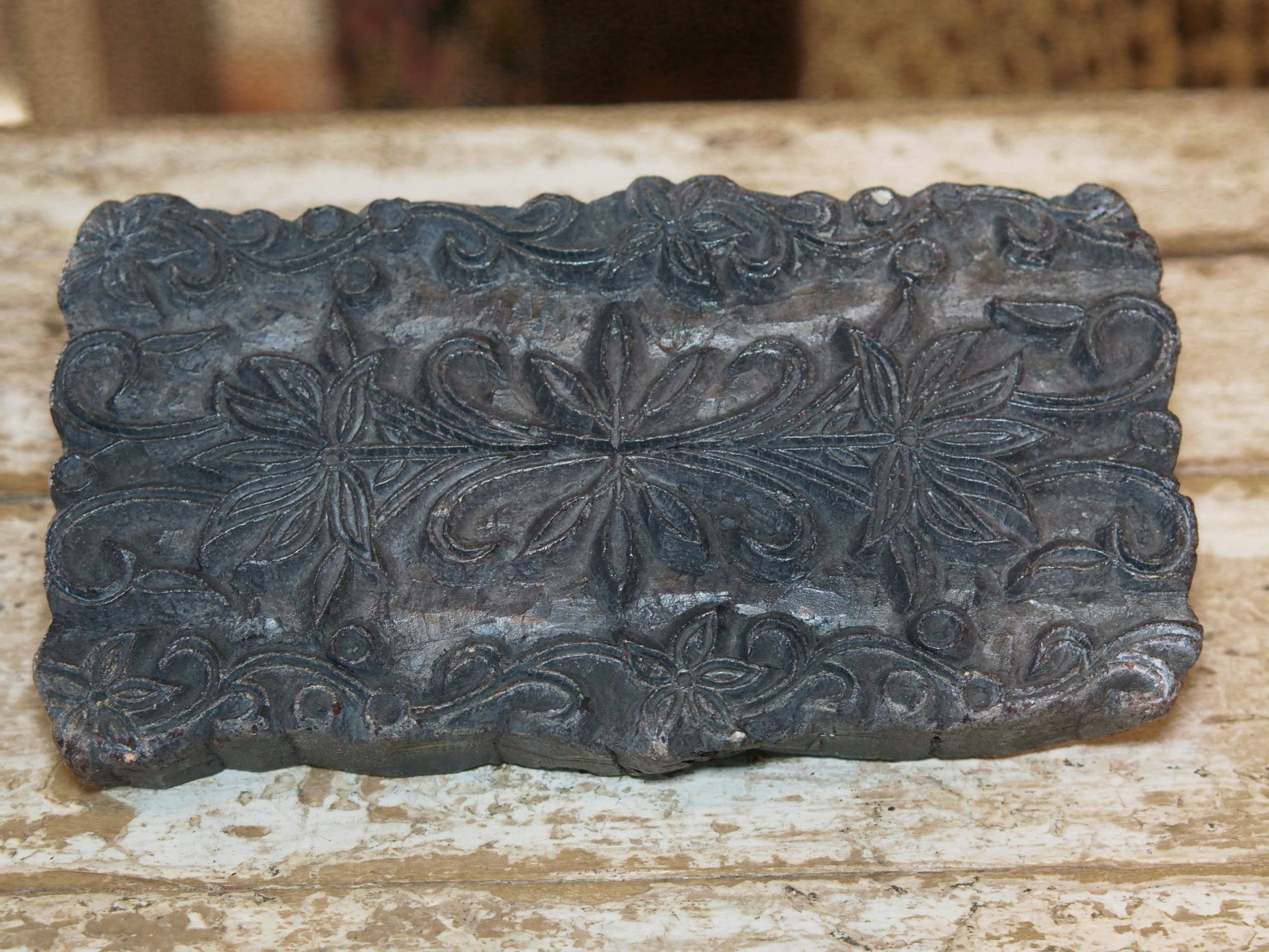 vecchio timbro artigianale in legno per tessuti usato in India per la tradizionale lavorazione print block. ricavato da un unico pezzo di legno intagliato. dimensioni 19x14 h5cm