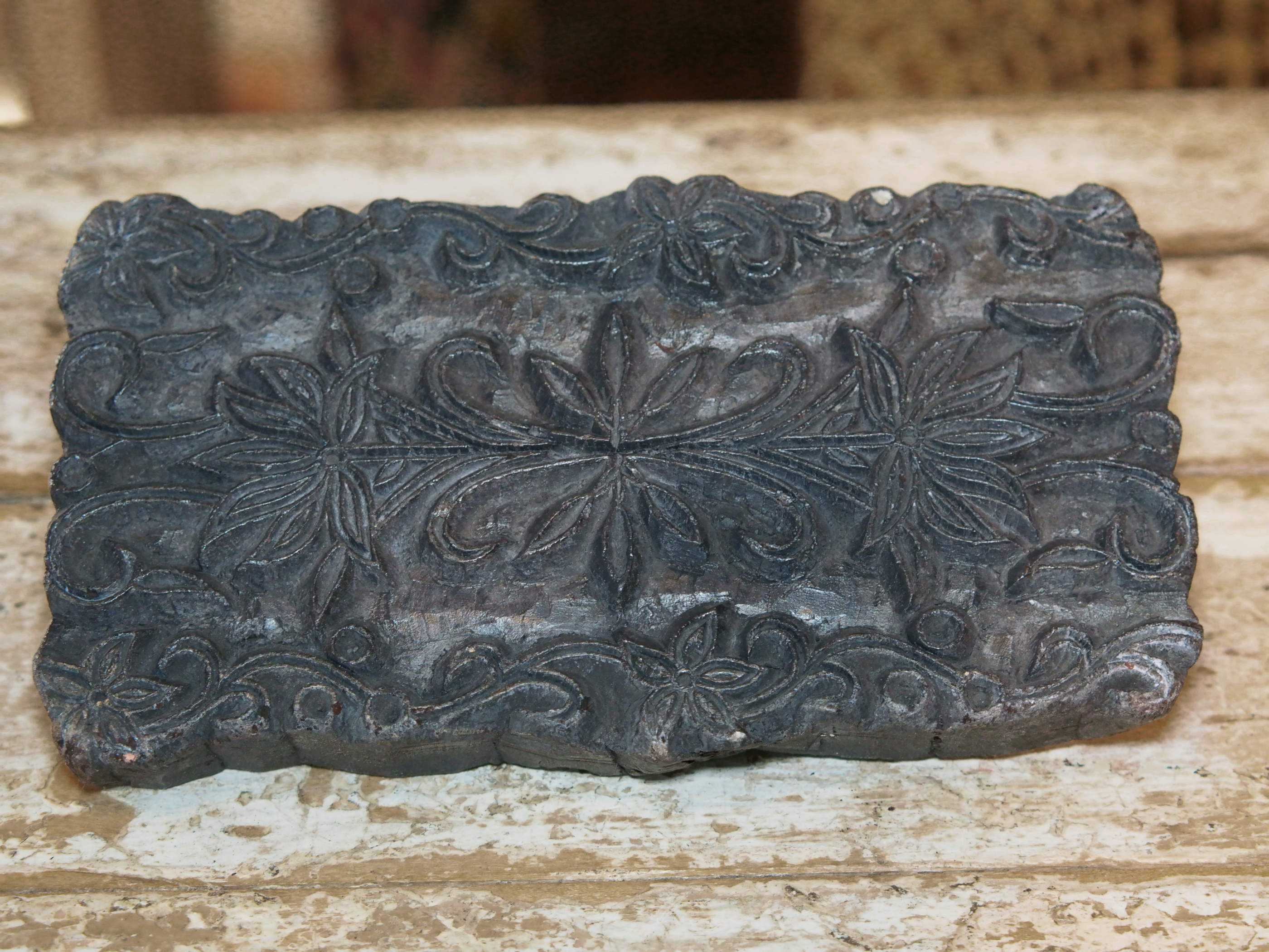 vecchio timbro artigianale in legno per tessuti usato in India per la tradizionale lavorazione print block. ricavato da un unico pezzo di legno intagliato. dimensioni 19x14 h5cm