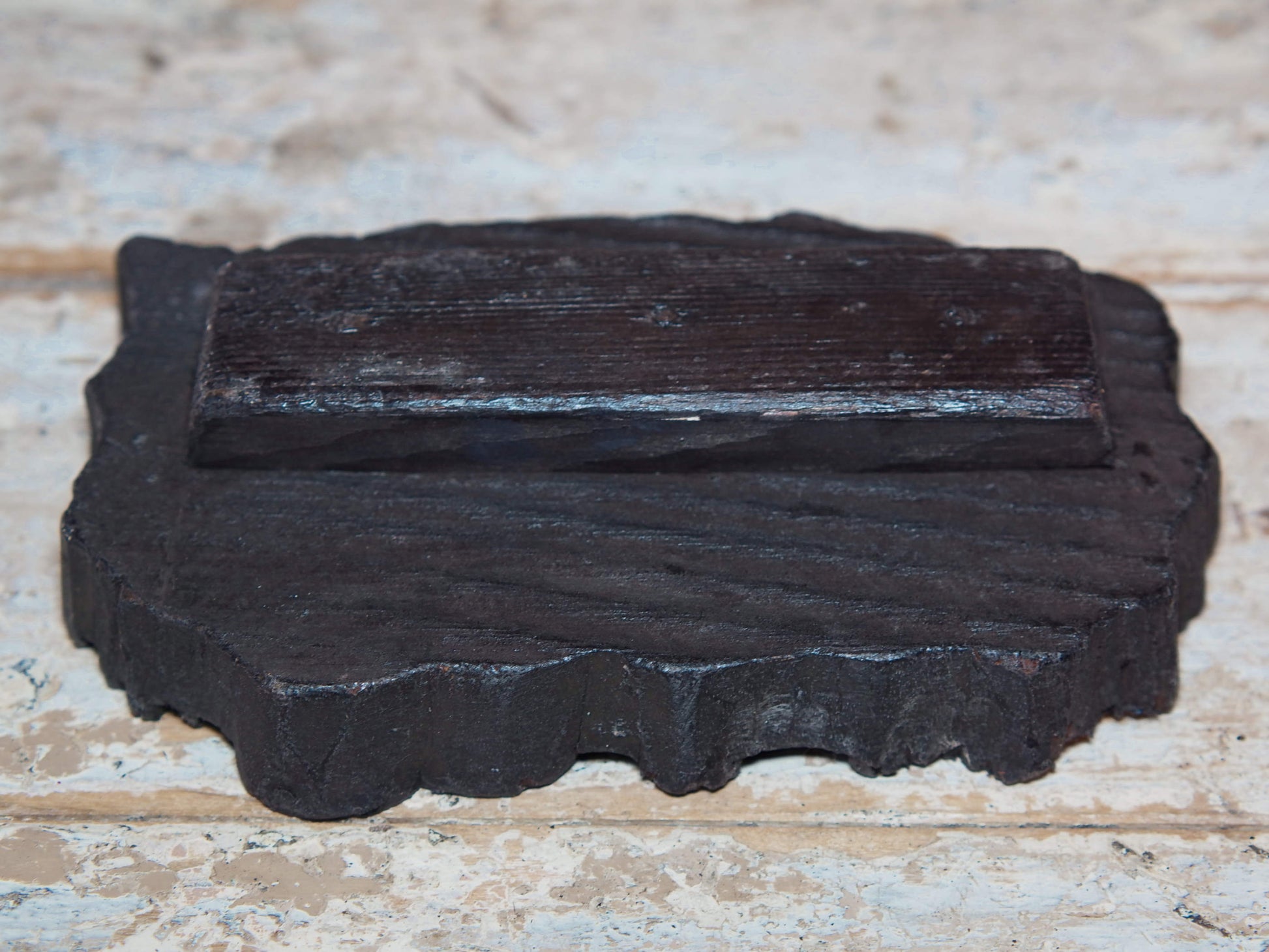 vecchio timbro artigianale in legno per tessuti usato in India per la tradizionale lavorazione print block. ricavato da un unico pezzo di legno intagliato. dimensioni 20x14 h5cm