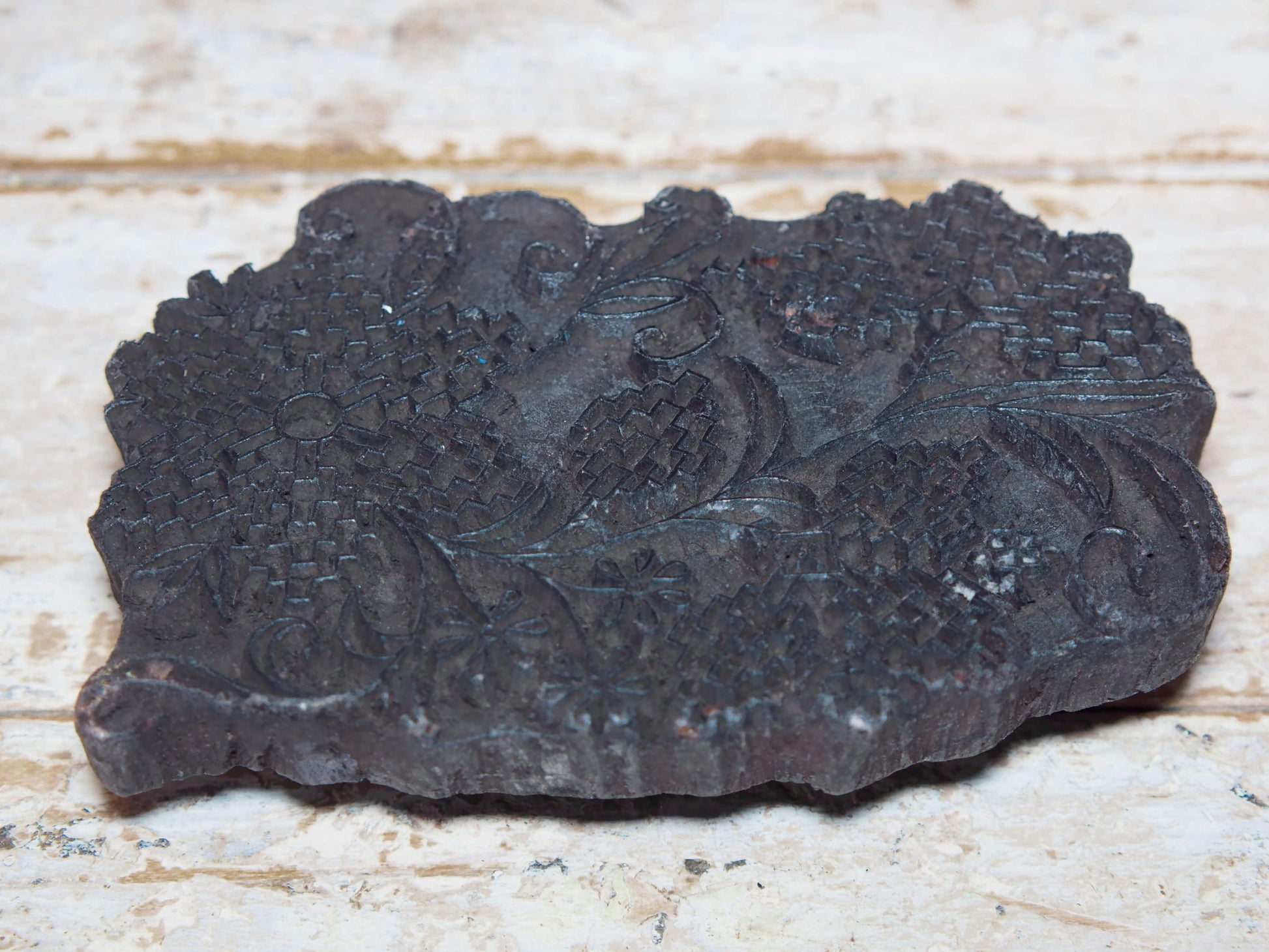 vecchio timbro artigianale in legno per tessuti usato in India per la tradizionale lavorazione print block. ricavato da un unico pezzo di legno intagliato. dimensioni 20x14 h5cm